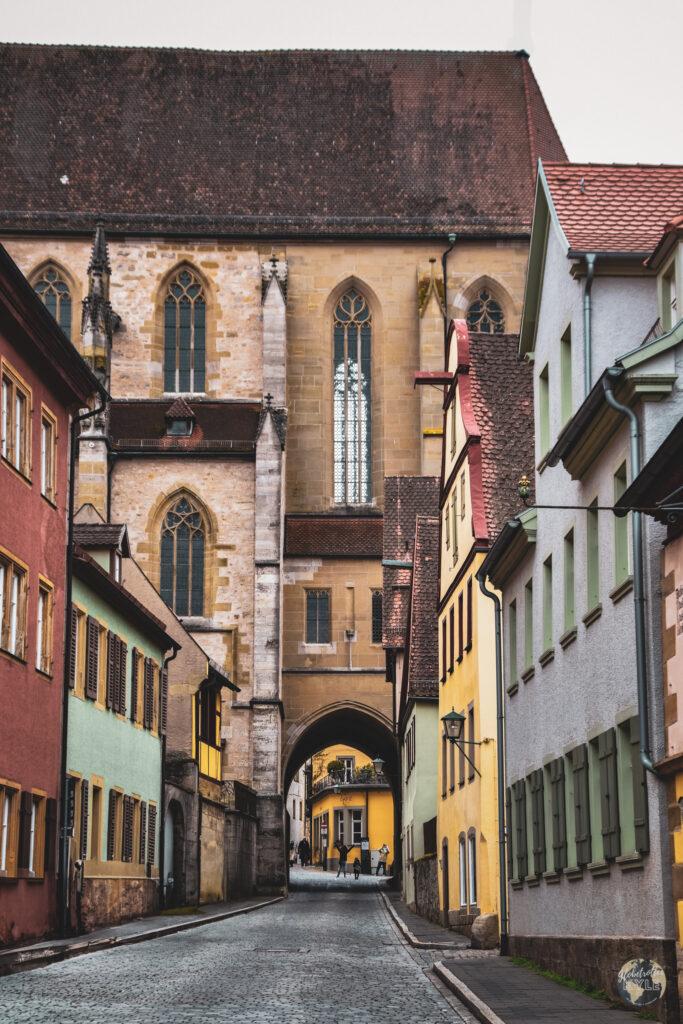Kirchenbogen über der Straße